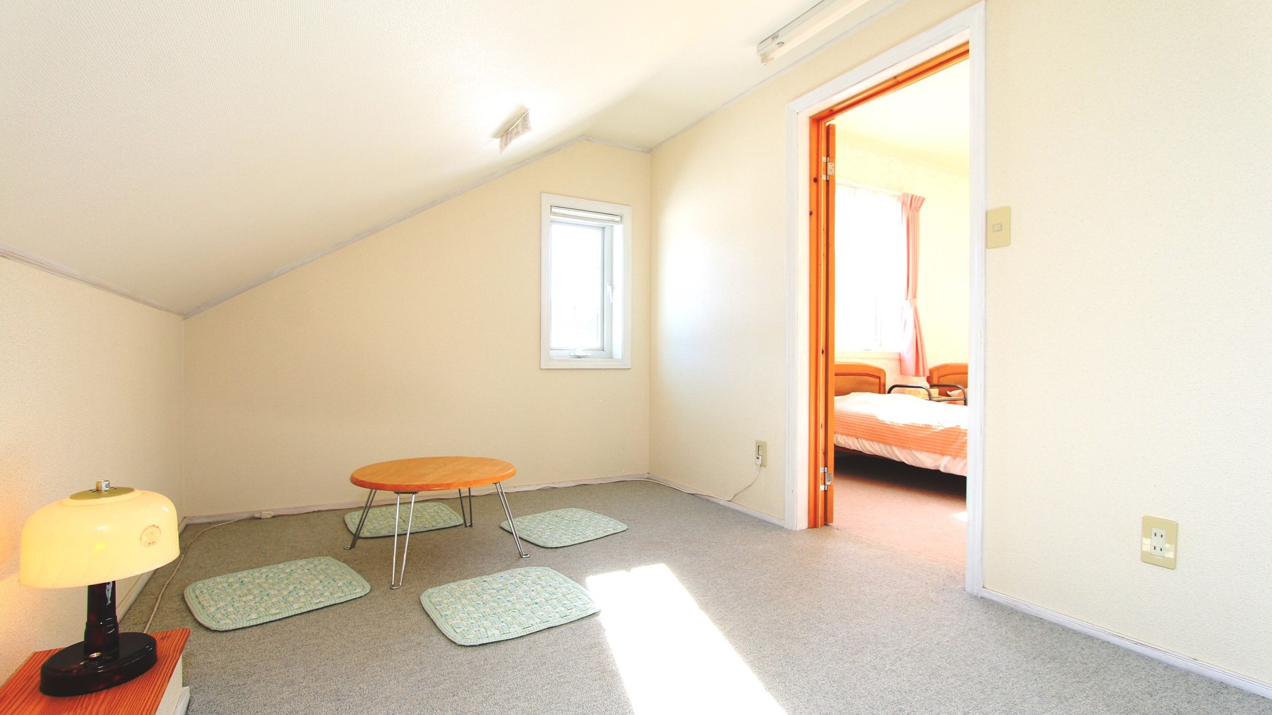 【客室】ツイン＋屋根裏部屋の二間部屋です。3人目からは布団をご利用いただきます。