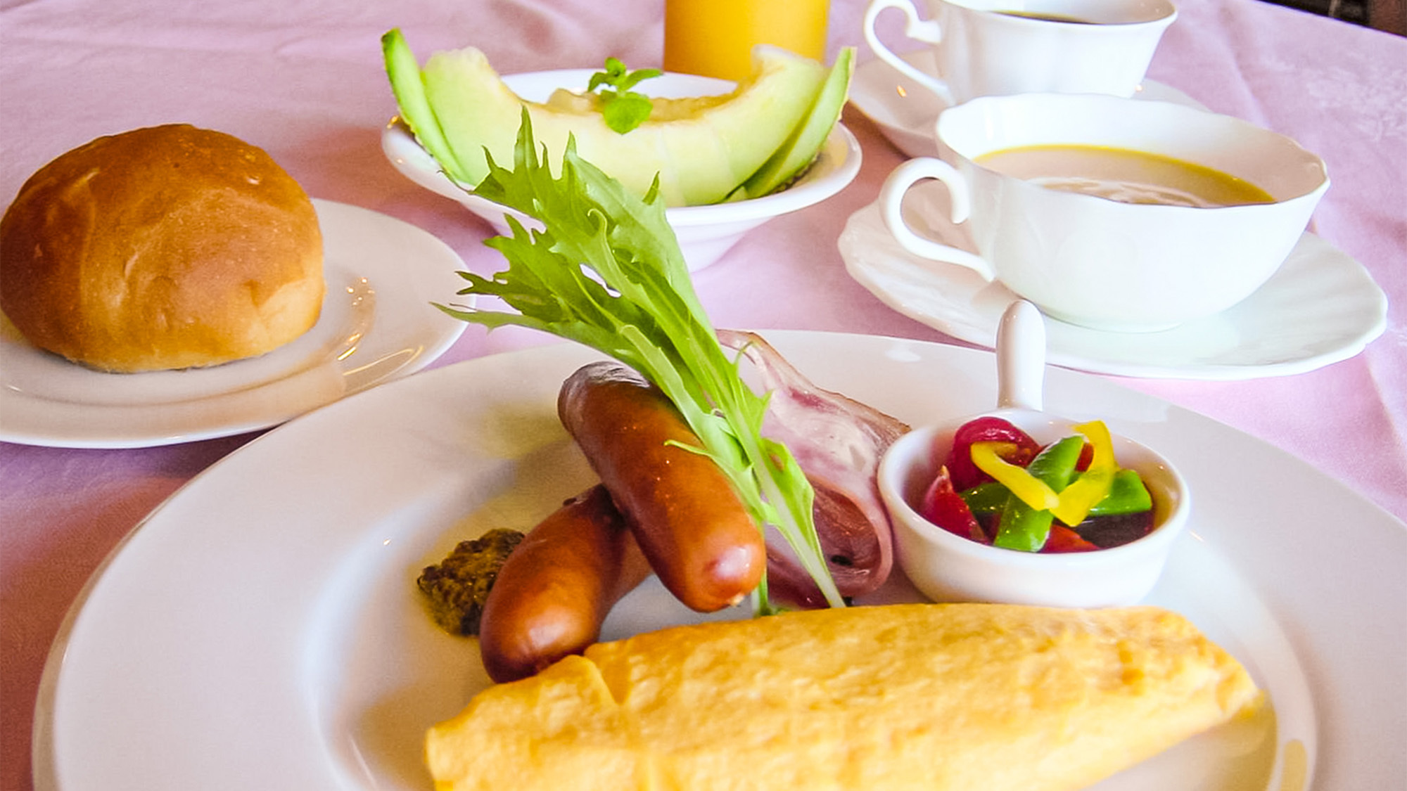 ・【朝食一例】パン・オムレツにサラダ、フルーツ付きの朝食で目覚めすっきり