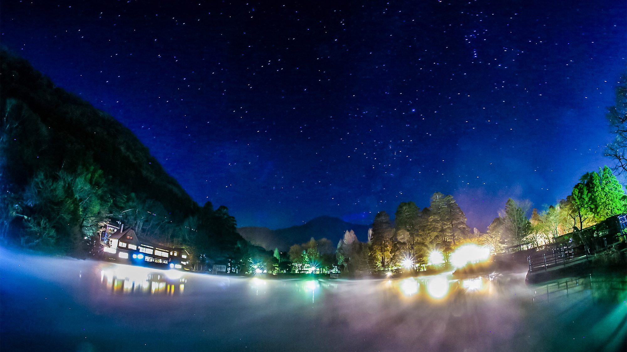 ・夜には金鱗湖上空に澄んだ星空が広がり、幻想的な雰囲気に
