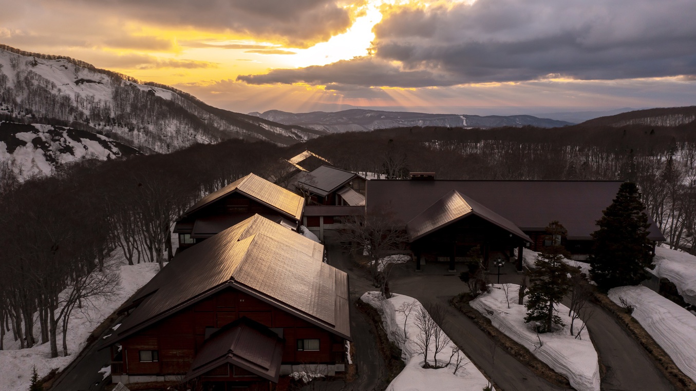 【外観】夕日に照らされた八甲田ホテル