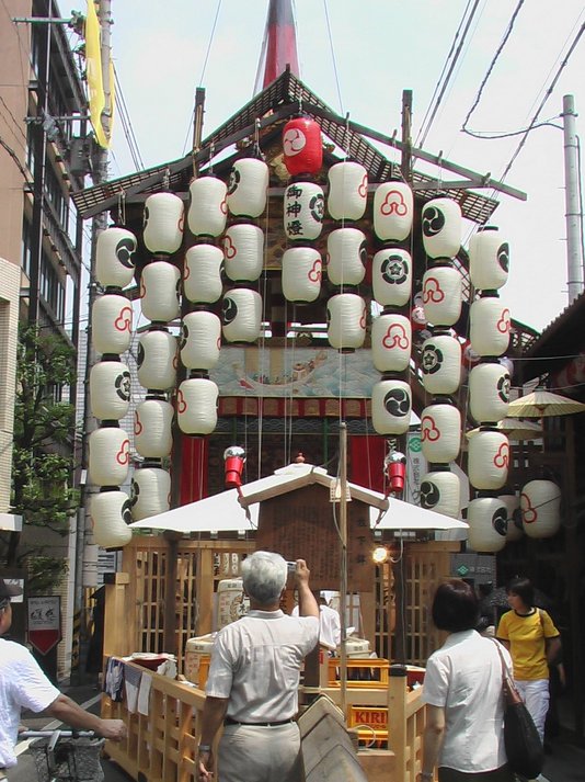 飾りつけ提灯も賑やかな祇園祭り