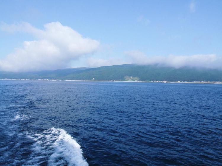 奥尻島を出発波と空と雲・・・