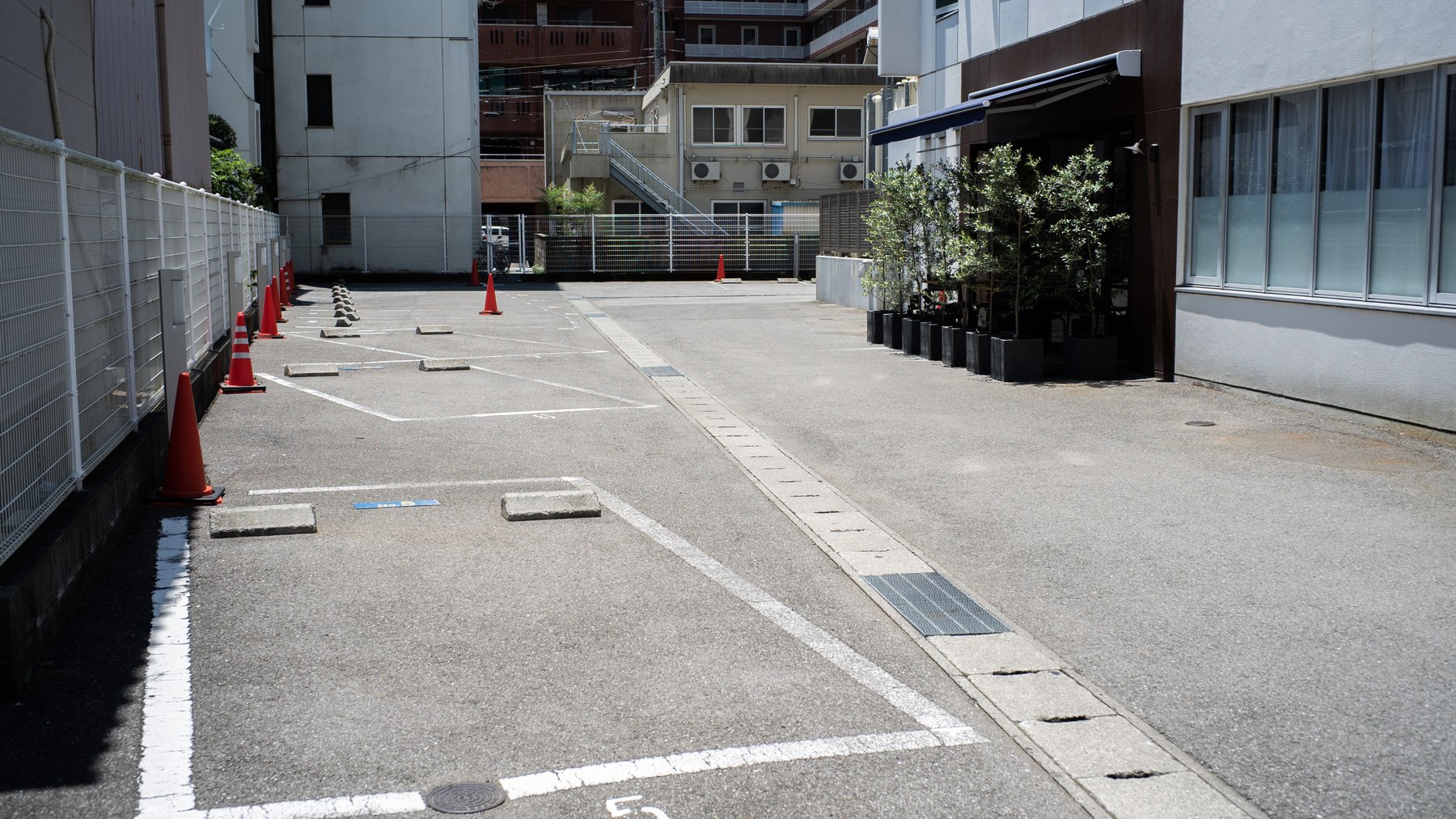 67台の平面駐車場完備！(先着順）