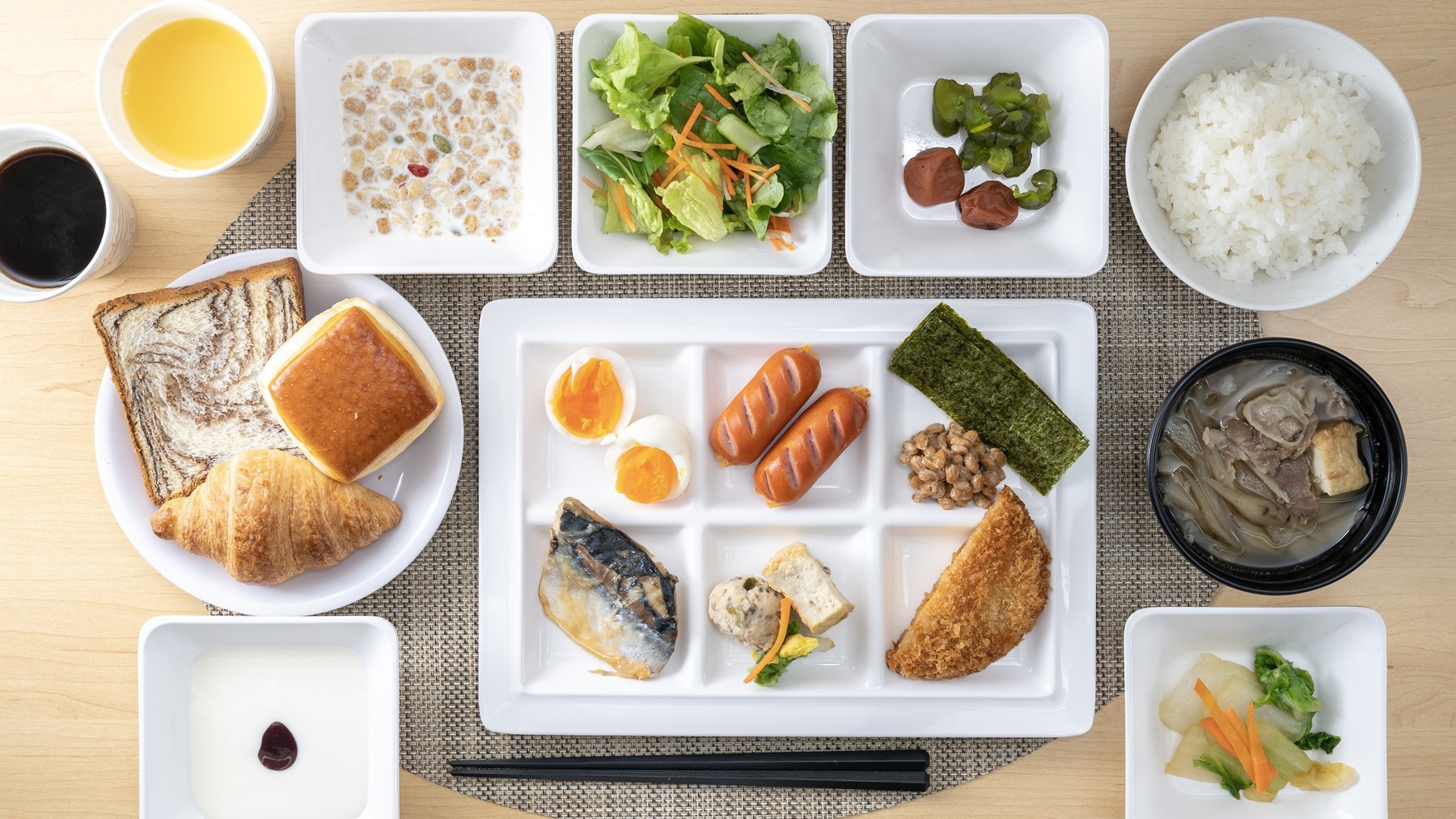 朝食はおかわり自由のビュッフェ形式です