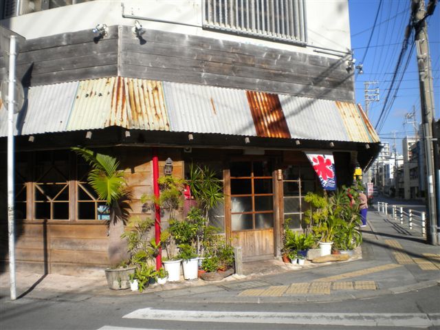 沖縄では非常に有名なぜんざいの富士屋さん。昭和にタイムスリップしたかの様な懐古的な雰囲気です