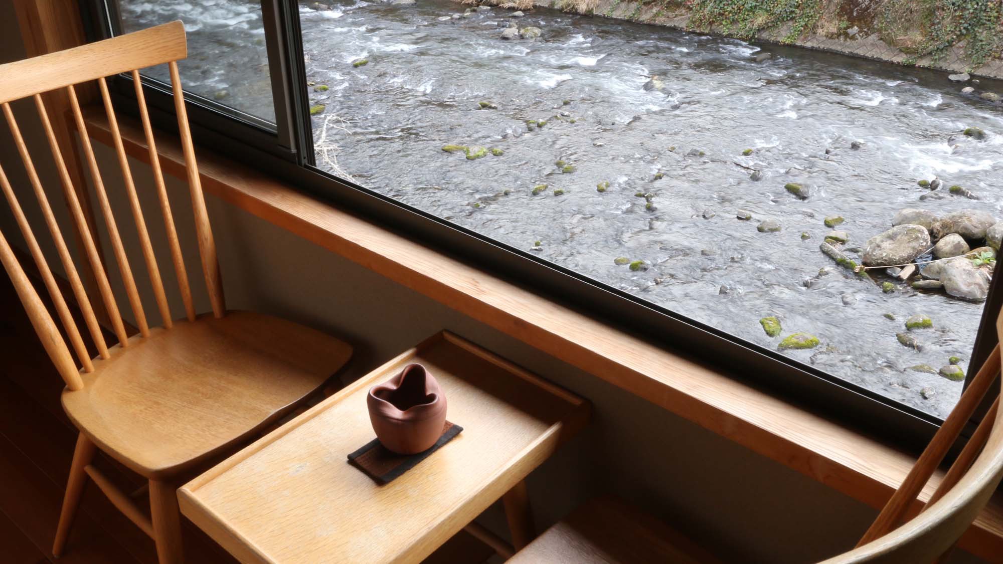 【和室１０畳からの眺め】芹川に面した客室で、渓流のせせらぎで心地よい時間を。