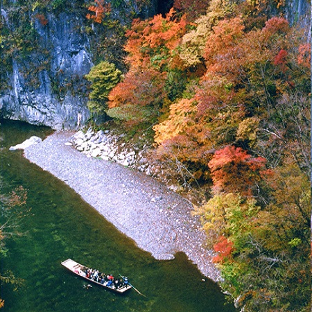 【観光】【名勝・日本百景猊鼻渓（秋）】（徒歩約7分）紅葉が美しい季節