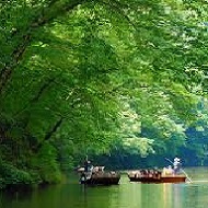 【観光】【名勝・日本百景猊鼻渓（夏）】（徒歩約7分）緑が鮮やかで水面がキラキラしてきれいなシーズン
