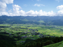 阿蘇山登山道路からの南郷谷の眺め