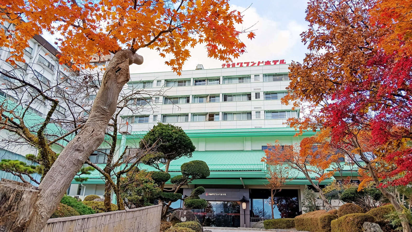 ホテル玄関前【秋】