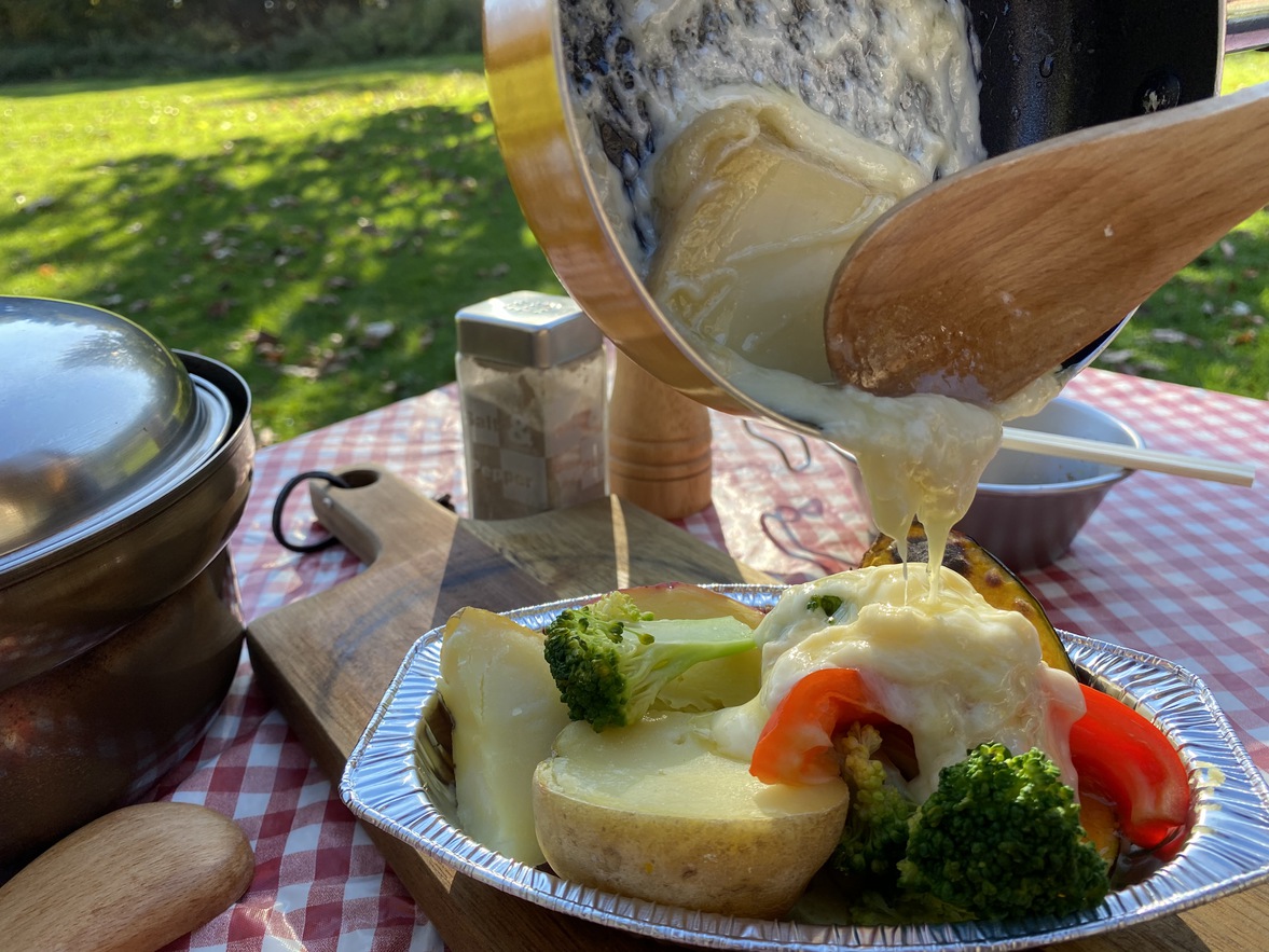 北海道産のラクレットチーズをお好きな食材に「トロ〜リ♪」とかけて下さい！大好評です！