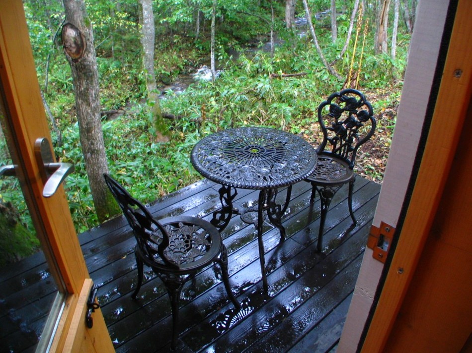 渓流側のデッキで思い切りマイナスイオンを吸収！