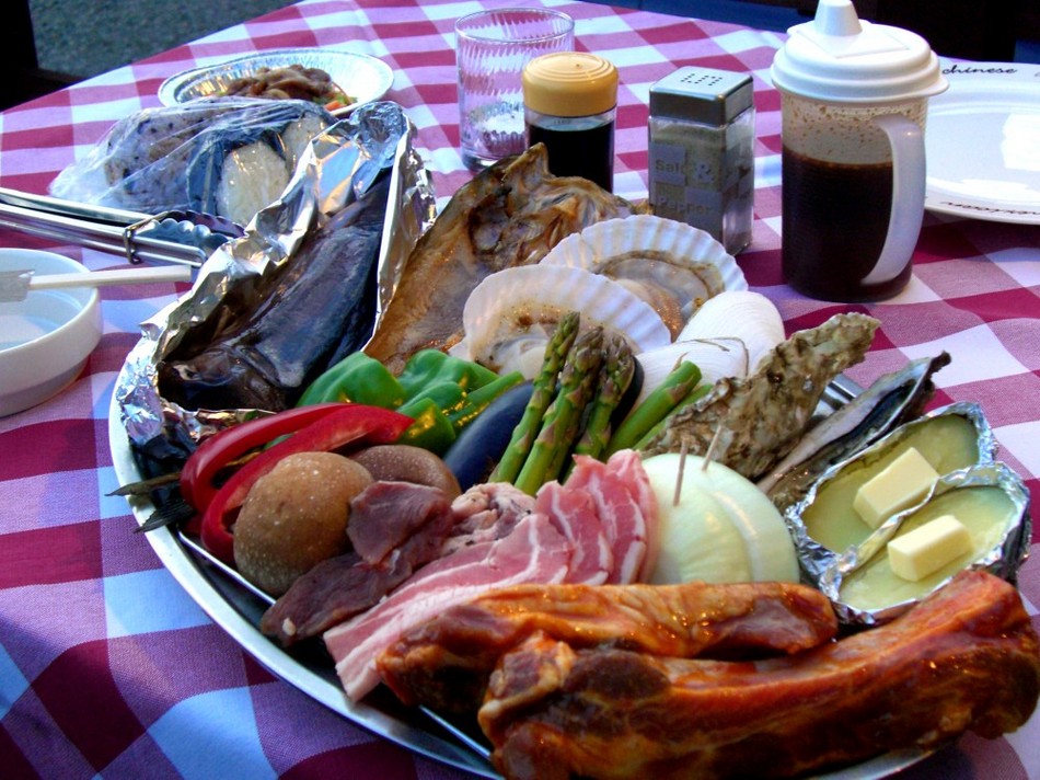オホーツク海の新鮮魚介や知床の赤豚のＢＢＱ食材