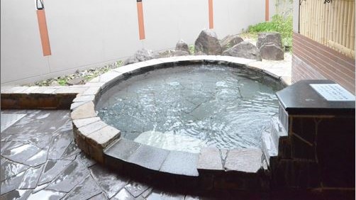 露天風呂：日本庭園を 眺めながらゆったり♪
