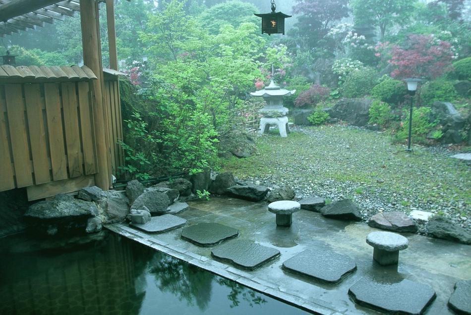 朝の庭園露天風呂