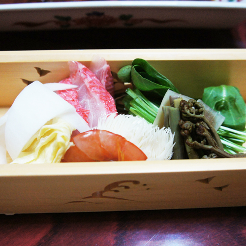*【季節の鍋もの】魚介と野菜の旨みが詰まっています。