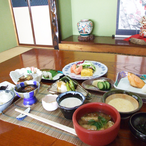 *【朝食全体】旬の味覚を大切にした、手作り料理の数々。