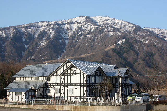 春のホワイトウイングの外観