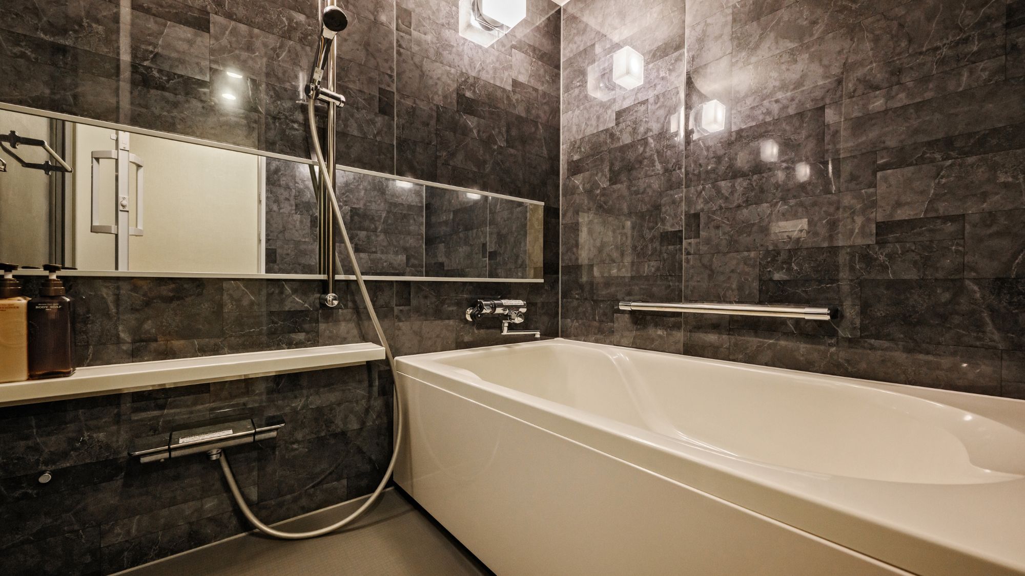 【ファミリールーム45㎡/禁煙】ゆったり浸かれる浴槽で旅の疲れをリフレッシュ。