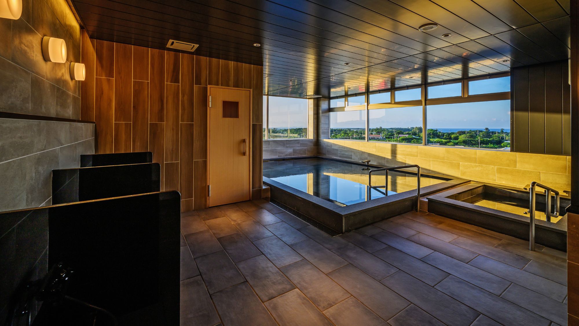 【大浴場】開放的な内風呂。窓の外の景色を眺めながら、旅の疲れを優雅に癒やします。