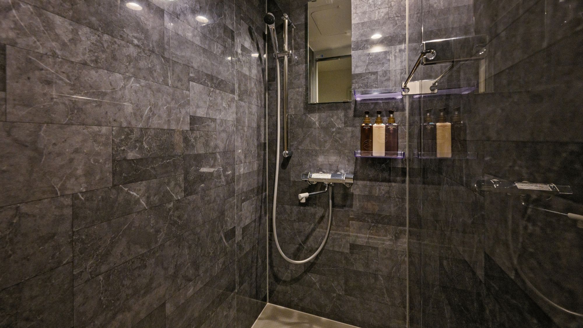  【スタンダードダブルルーム21㎡/禁煙】シャワーブース完備しております。