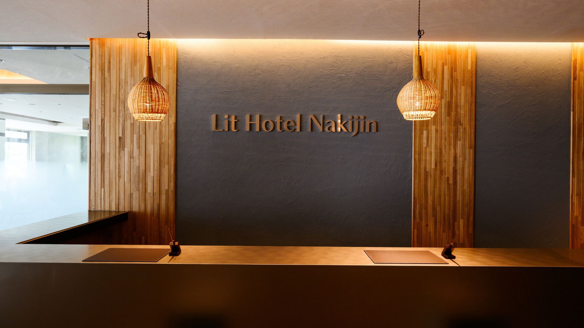 【フロント/ロビー】落ち着いた木目調のレセプション。旅の始まりと終わりを温かくお迎えします。