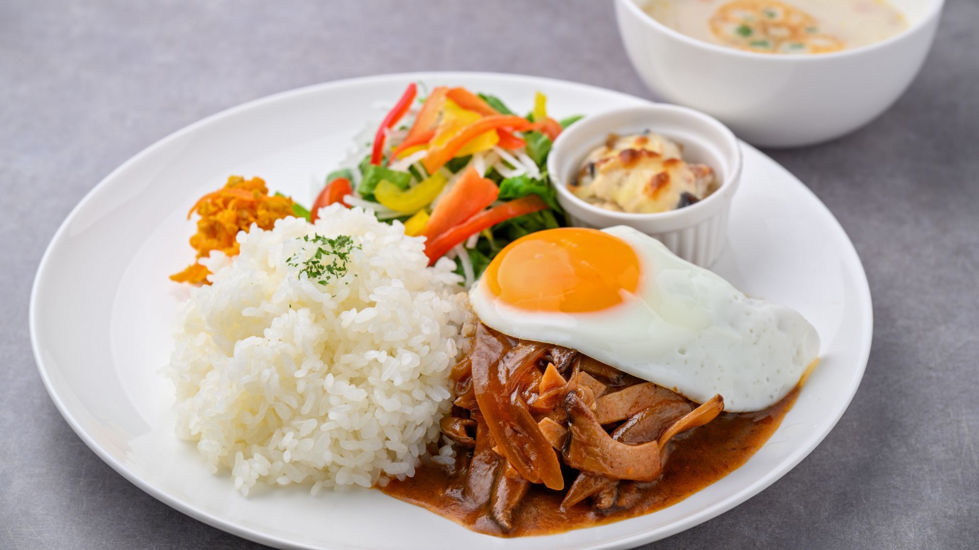 【ラウンジ/LOUNGE CAFE Lit】肉厚ハンバーグと目玉焼きを添えたロコモコ。リゾートで味わ