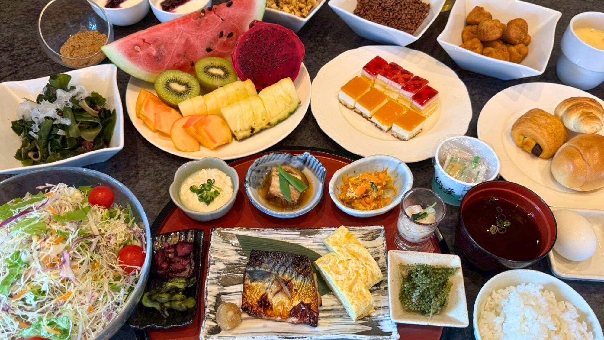 【レストラン/kariyun】彩り豊かな南国フルーツや和洋メニューが並ぶ、一日の始まりを飾る朝食。