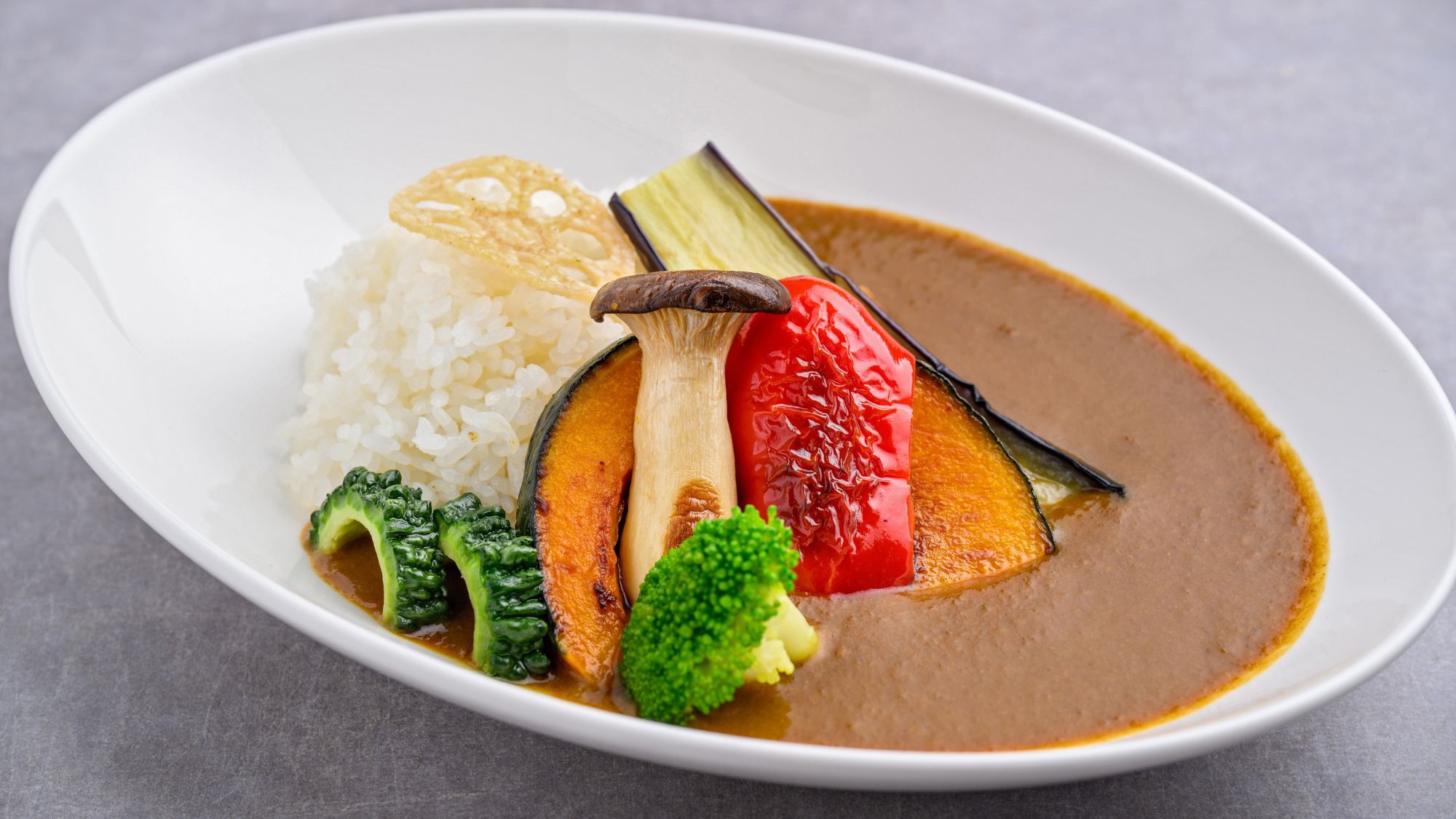 【ラウンジ/LOUNGE CAFE Lit】焼き野菜を添えた特製カレー。開放的な空間で優雅なブランチ