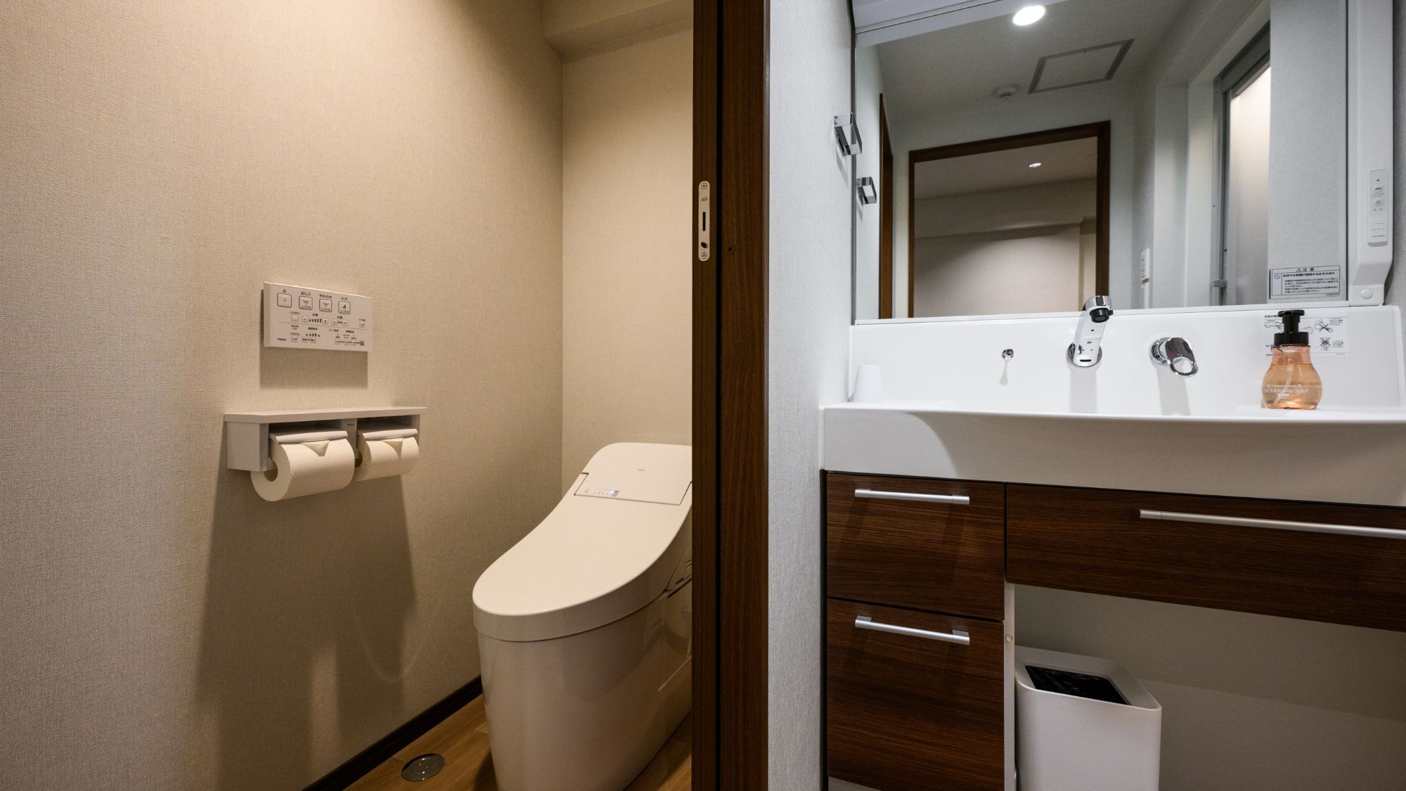  【スタンダードダブルルーム21㎡/禁煙】落ち着いた色調で心安らぐひとときを。   