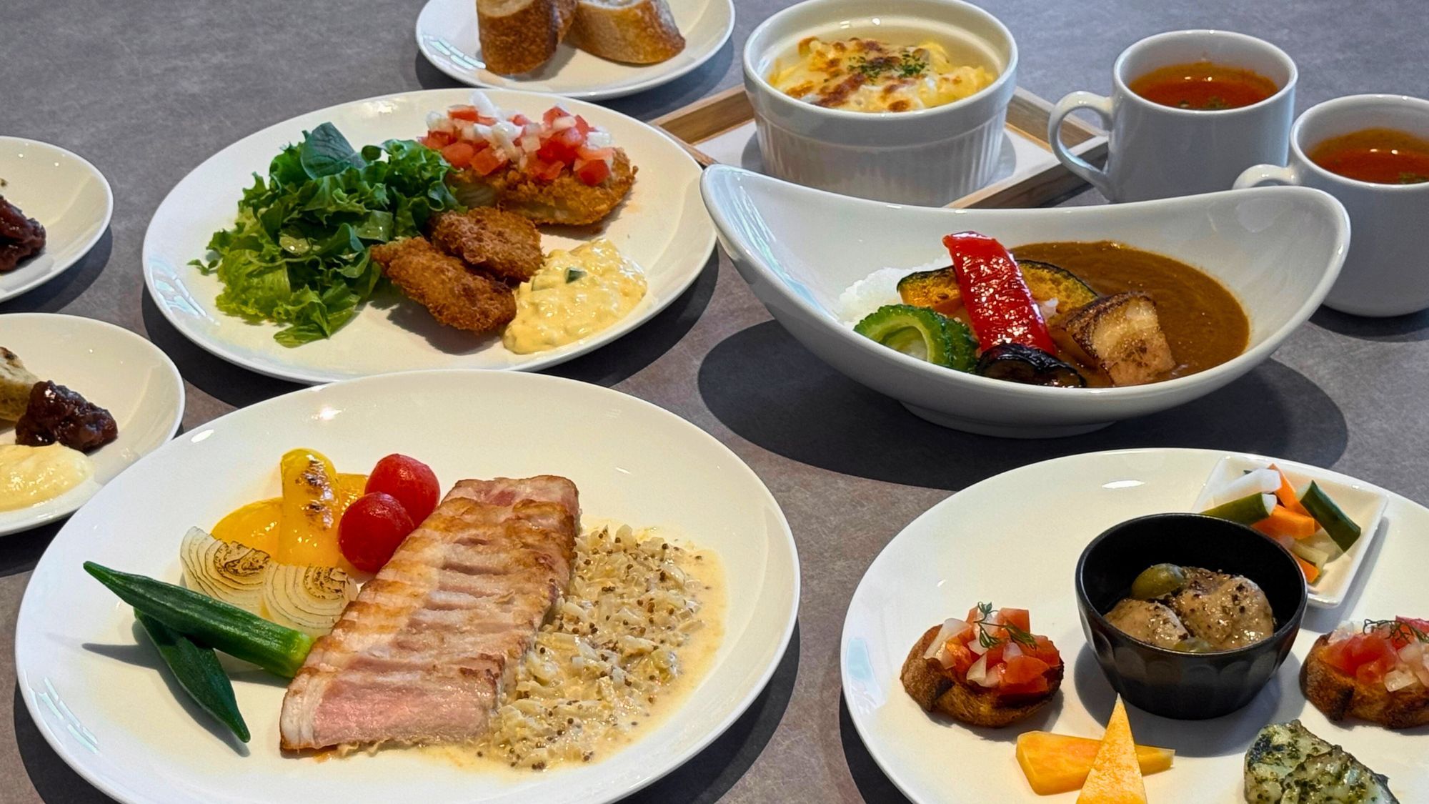 【ラウンジ/LOUNGE CAFE Lit】夕食一例。沖縄あぐー豚ロースステーキを堪能。シェフおすす