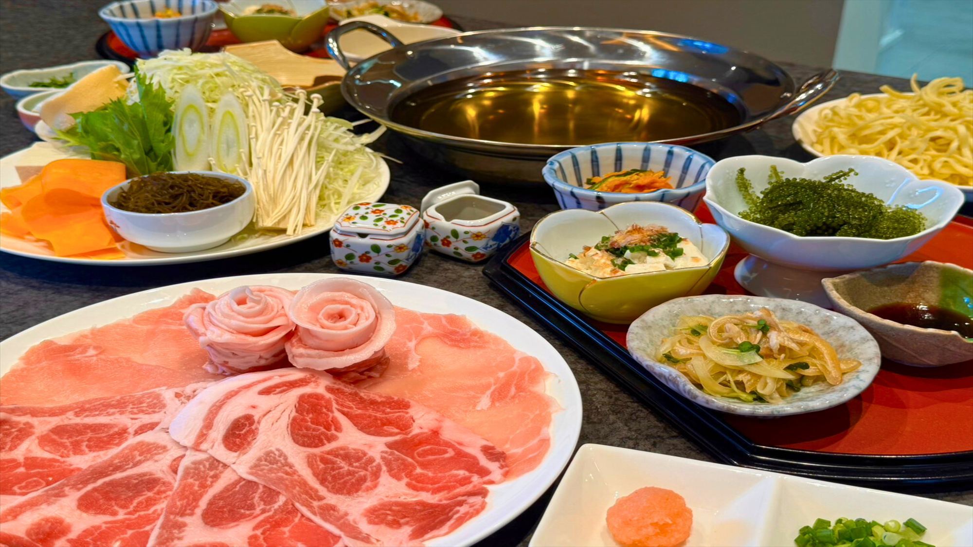 【レストラン/kariyun】夕食一例。特選！あぐー豚3種食べ比べ。3種のタレと〆まで楽しめるしゃぶ