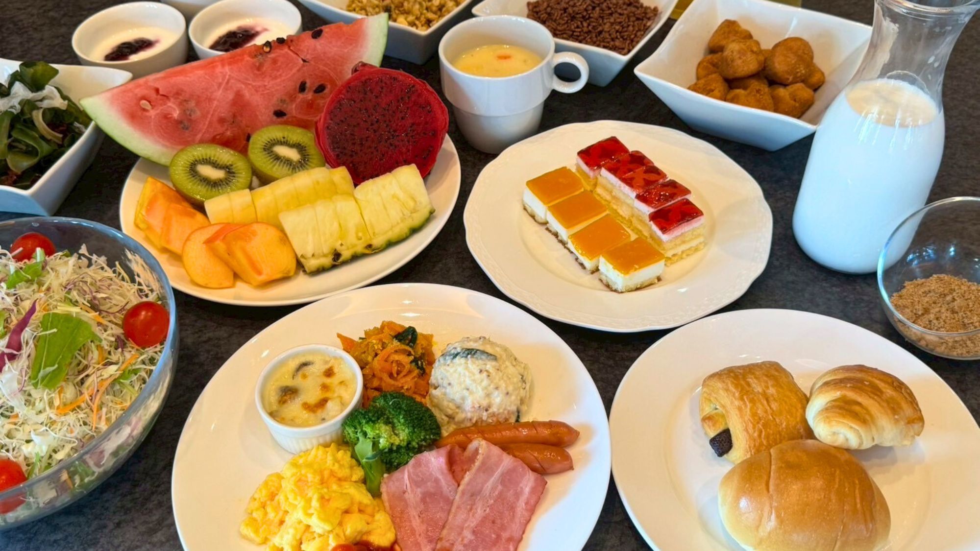 【レストラン/kariyun】南国感溢れる朝食。和食・洋食のプレートを選び、お楽しみいただけます。