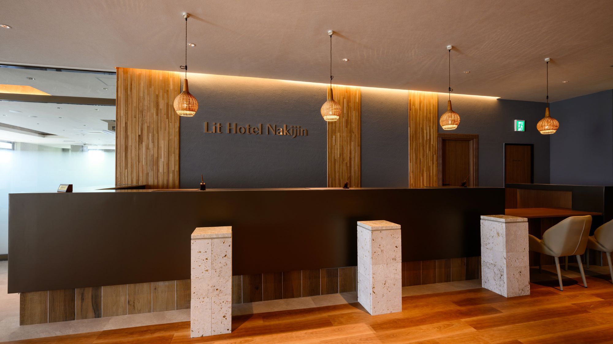 【フロント/ロビー】モダンなデザインと温かい照明が調和したロビー。洗練された空間でおくつろぎください