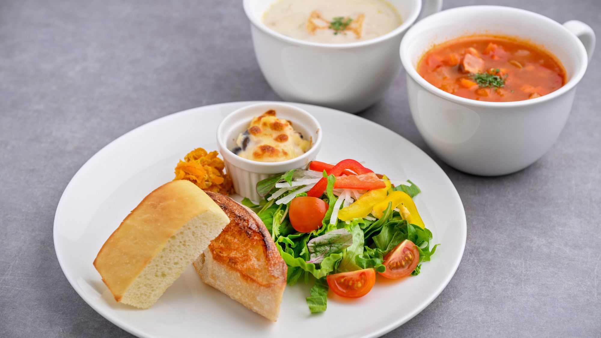 【ラウンジ/LOUNGE CAFE Lit】パンとサラダ、ミネストローネのセット。光あふれる空間で楽