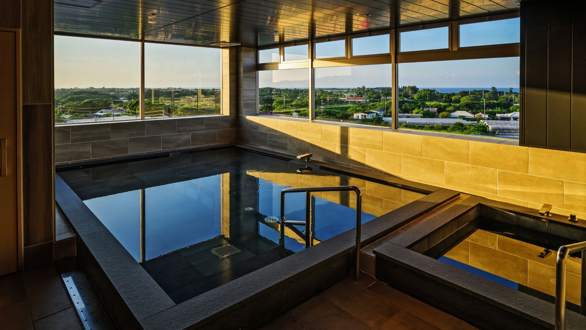 【大浴場】最上階からの絶景露天風呂！今帰仁の自然を一望し、心ゆくまでリラックス。