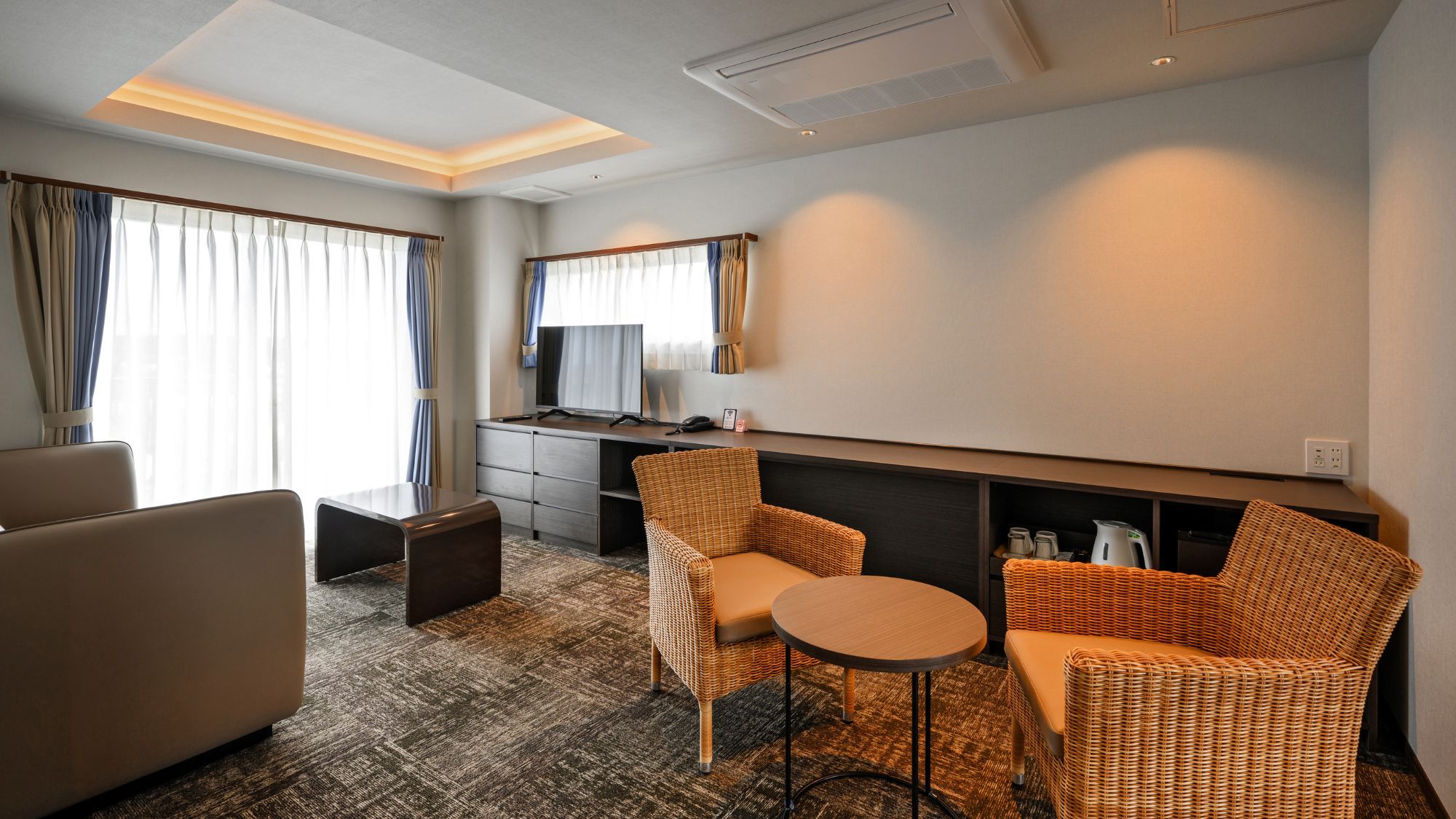 【デラックスツインルーム50㎡/禁煙】 自然光が心地よい上品な客室空間。    