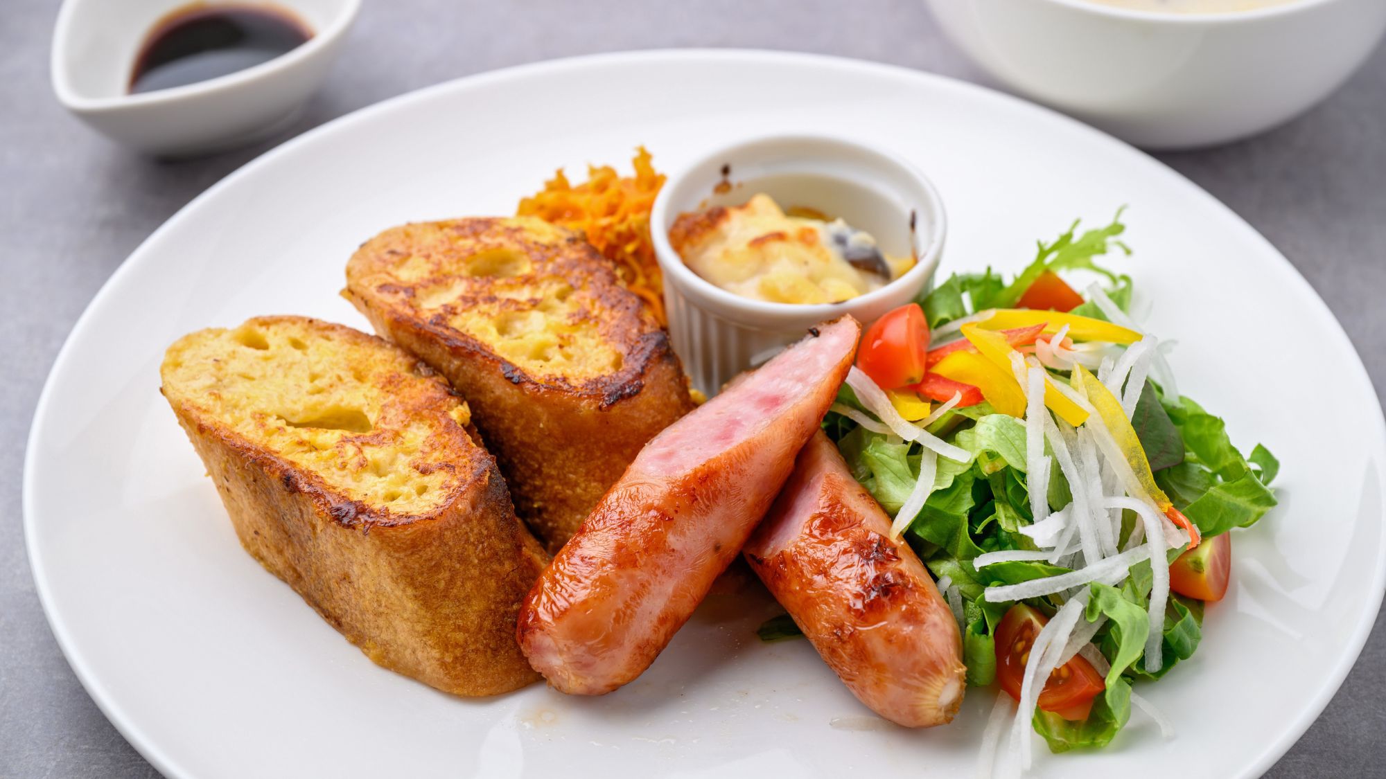 【ラウンジ/LOUNGE CAFE Lit】ソーセージとフレンチトーストの贅沢な組み合わせ。一日の始