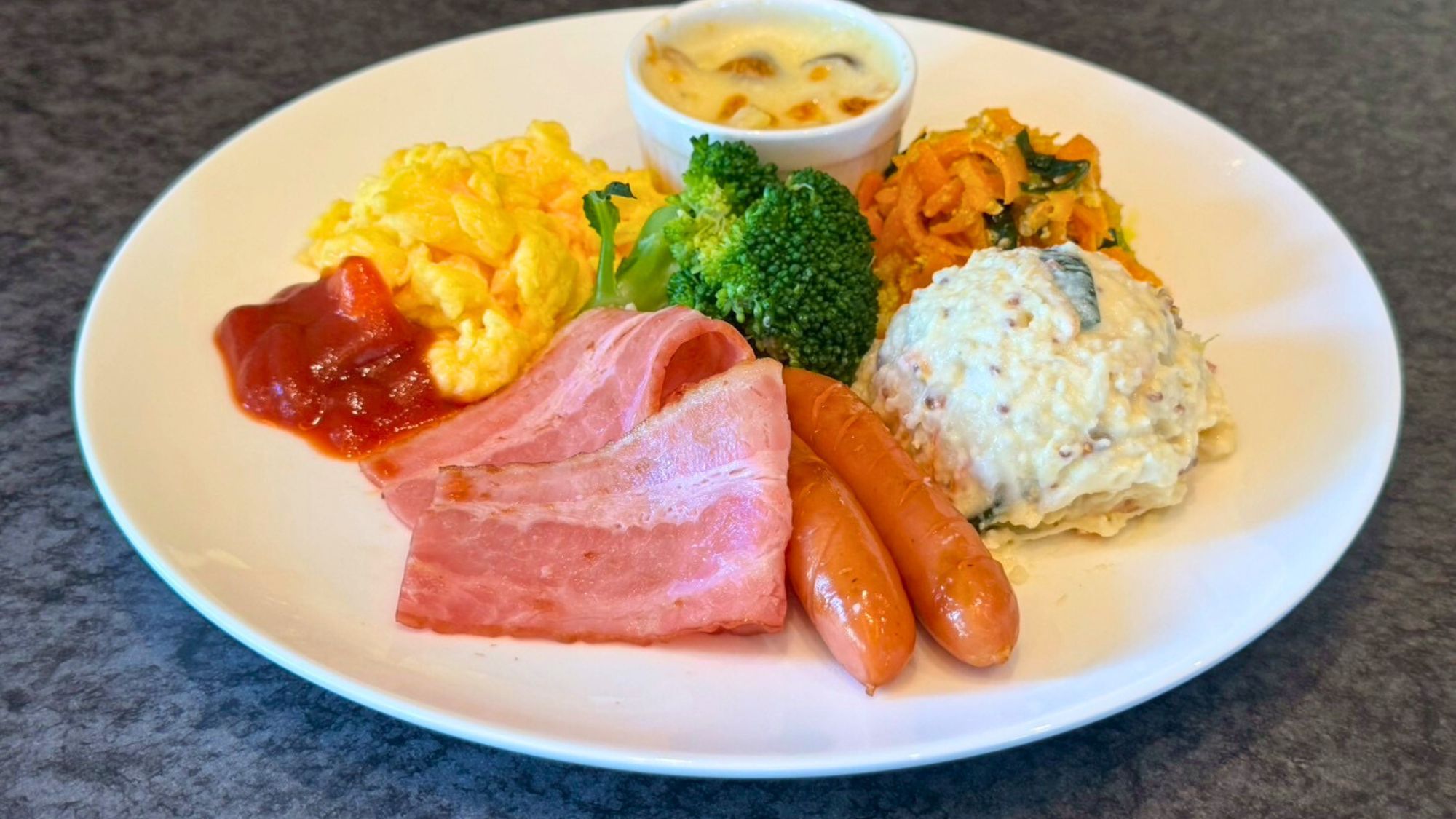 【レストラン/kariyun】スクランブルエッグやベーコンなど、定番洋食でボリューム満点のプレート朝