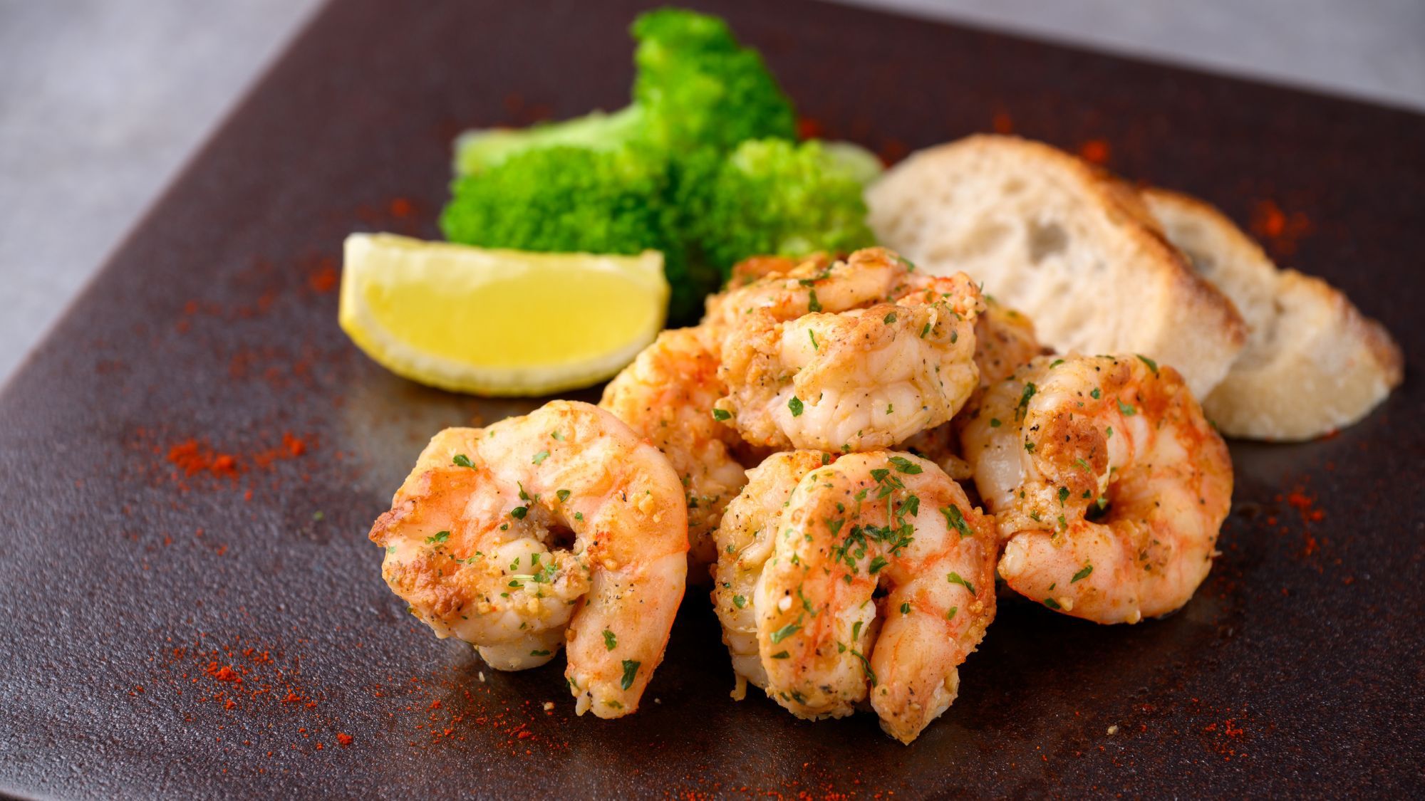 【ラウンジ/LOUNGE CAFE Lit】ライムを絞ってどうぞ！食欲をそそるスパイスが香るエビのグ