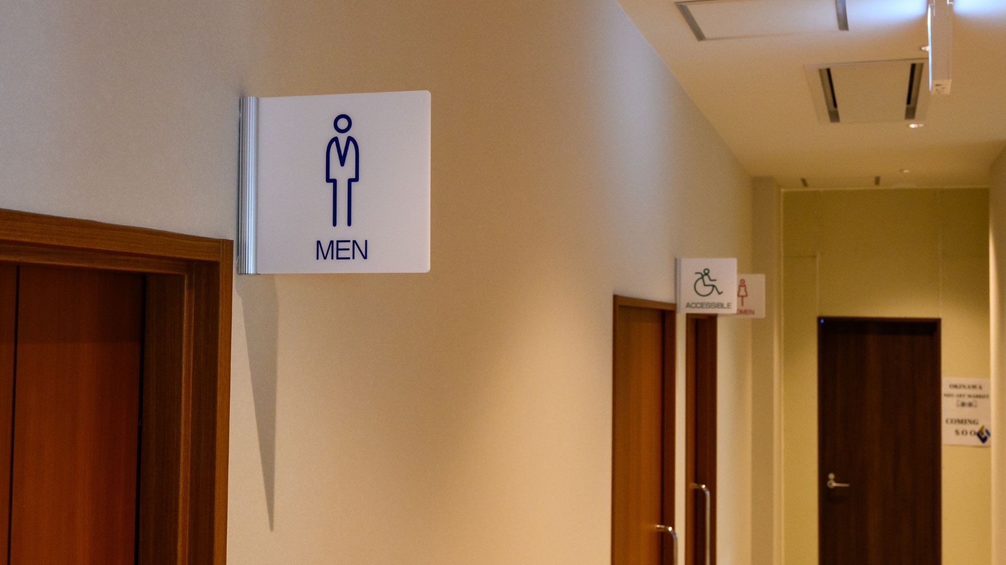 【フロント/ロビー】大浴場やパブリックスペースへの誘導サイン。迷わずスムーズにご案内。