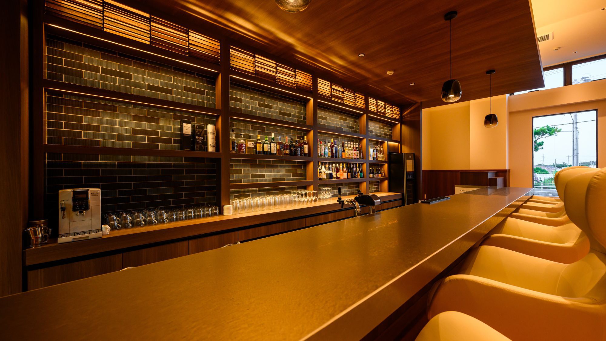 【ラウンジ/LOUNGE CAFE Lit】豊富なアルコールメニュー。くつろぎ空間で一日の締めくくり