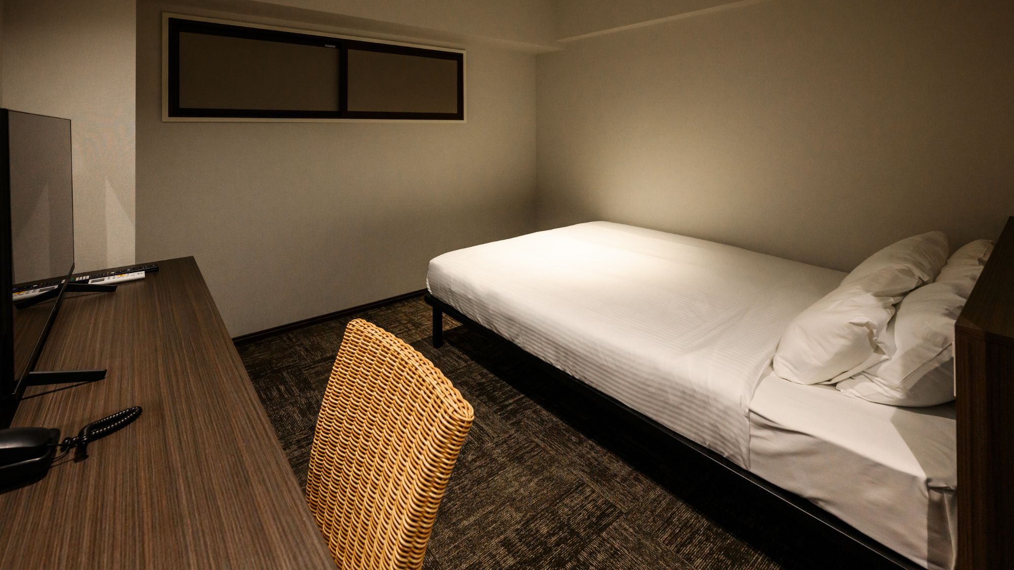  【スタンダードダブルルーム21㎡/禁煙】程よい広さで快適なひとり旅をサポート。  