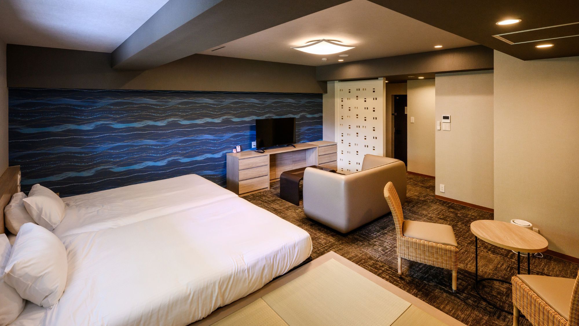  【ファミリールーム45㎡/禁煙】セミダブル2台＋布団で柔軟な宿泊スタイルが可能。 