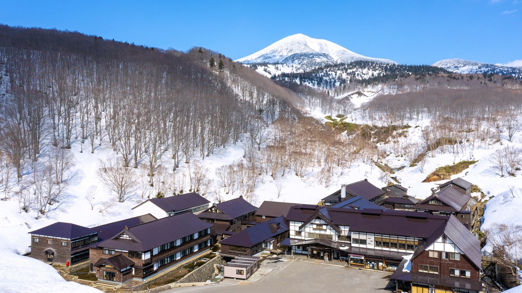 *【酸ヶ湯温泉旅館-外観】雪解け間近の様子