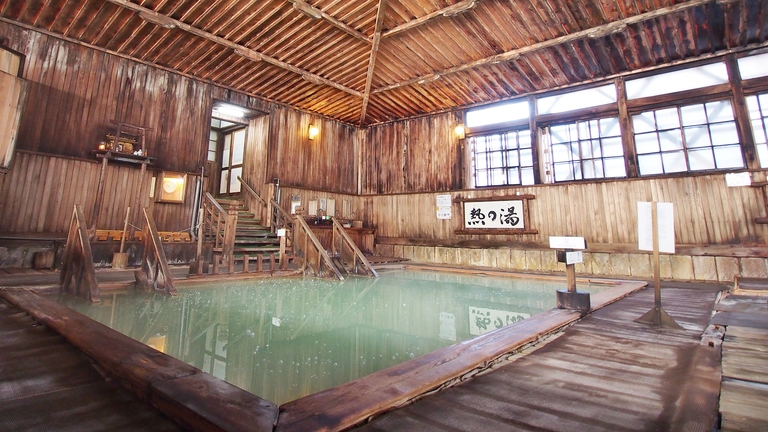 *【ヒバ千人風呂 大浴場】天井まで約4メートルもある大空間