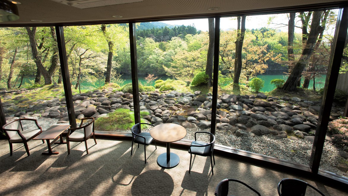 【ラウンジ】館内いたる所から美しい鬼怒川のご眺望がお楽しみいただけます