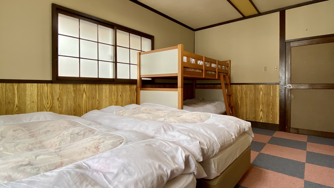 【ベッド＋2段ベッド】ツインと二段ベッドのお部屋。グループ、ご家族利用に最適です。