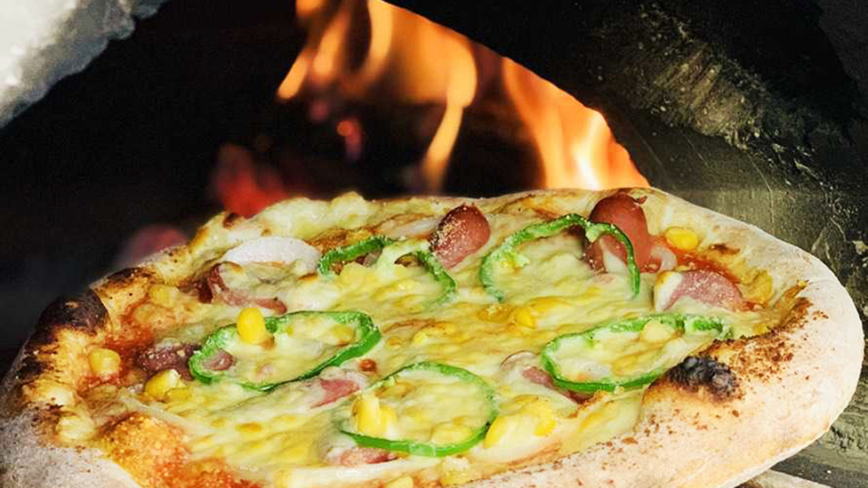 石窯で焼いたピザは格別の味！