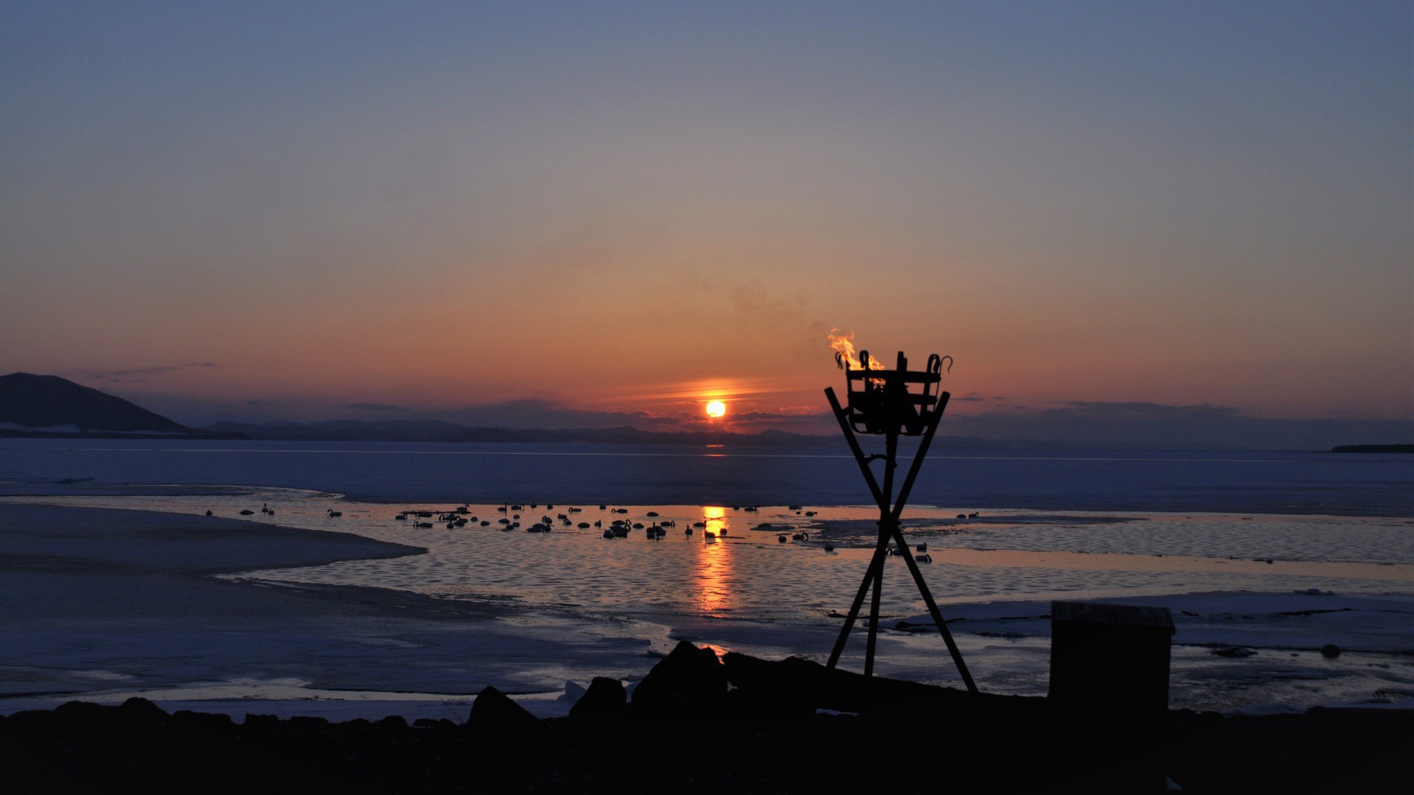 【サロマ湖の夕日（冬）】夕日の名所サロマ湖。日によって異なる表情が何とも言えない魅力を放ちます。